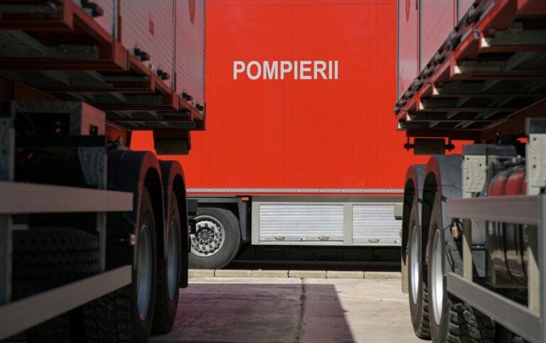 Scene șocante în Capitală: un plutonier a atacat pompierii veniți să stingă incendiul provocat de el și i-a lovit pe polițiști