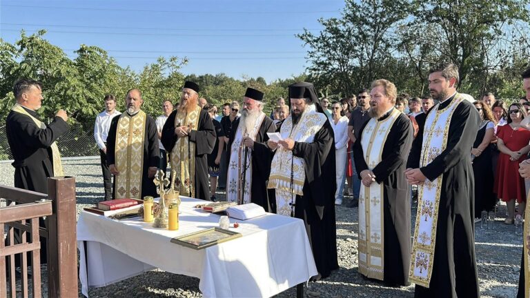 Slujbă de sfințire și sobor de preoți pe Centura București Nord, la șantierul pentru extinderea și modernizarea la 4 benzi între DN2 și A2. Încep lucrările