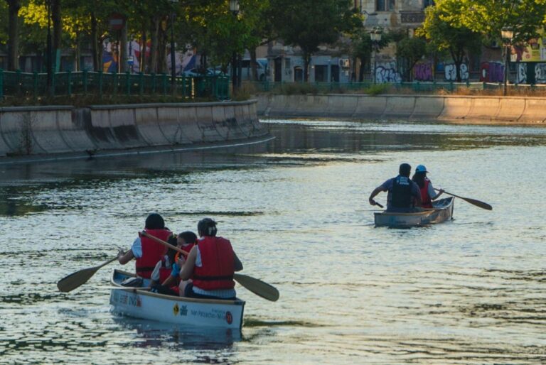 Spectacolul “Sirene pe Dâmbovița” aduce magie pe apă în weekend