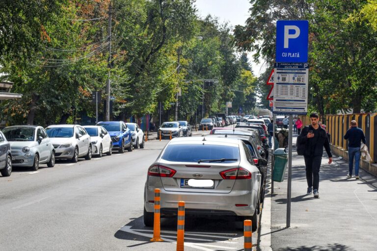 Sute de locuri de parcare au apărut pe mai multe străzi din Drumul Taberei și Giulești. Cât costă să-ți lași mașina aici