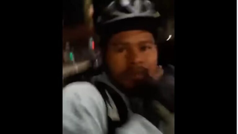 Tânărul care a agresat un livrator asiatic în București solicită cercetarea în libertate. Judecătorii iau astăzi o decizie crucială