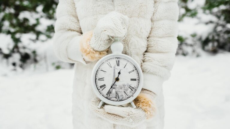 Trecem la ora de iarnă mai devreme anul acesta. În noaptea dintre 25 spre 26 octombrie, ceasurile vor fi date cu o oră în urmă