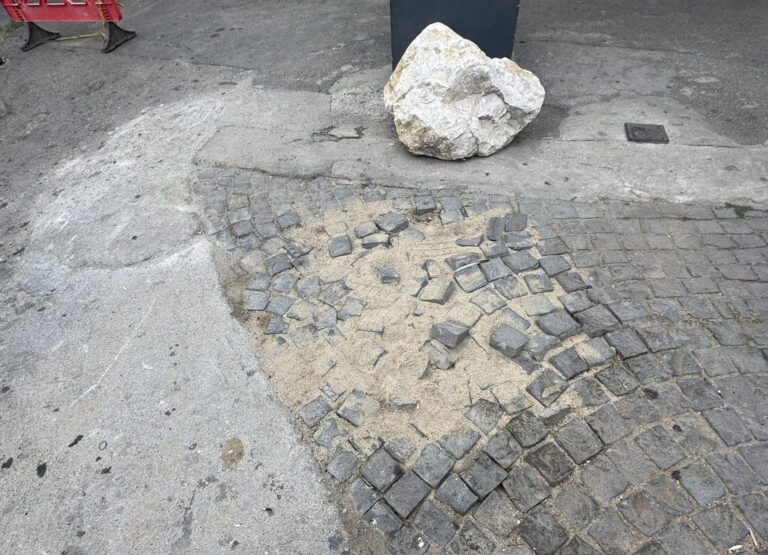 Trotuar distrus la Piața Domenii: întrebări despre garanție și responsabilitate