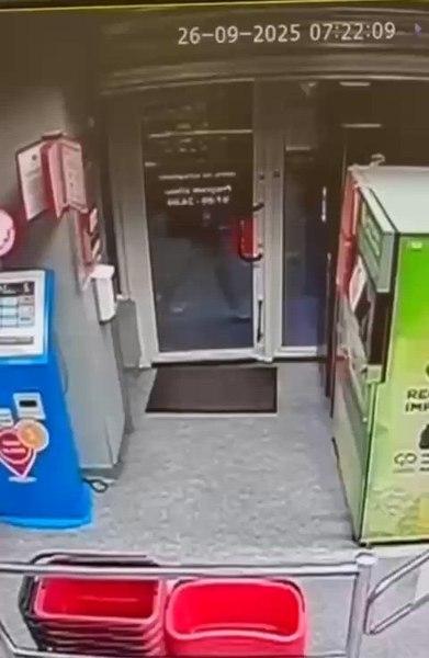 Un bărbat a agresat o vânzătoare însărcinată în timpul unui furt