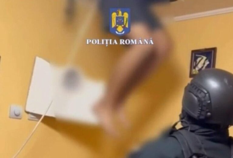 Un bărbat urmărit național, găsit ascuns în tavan de mascați