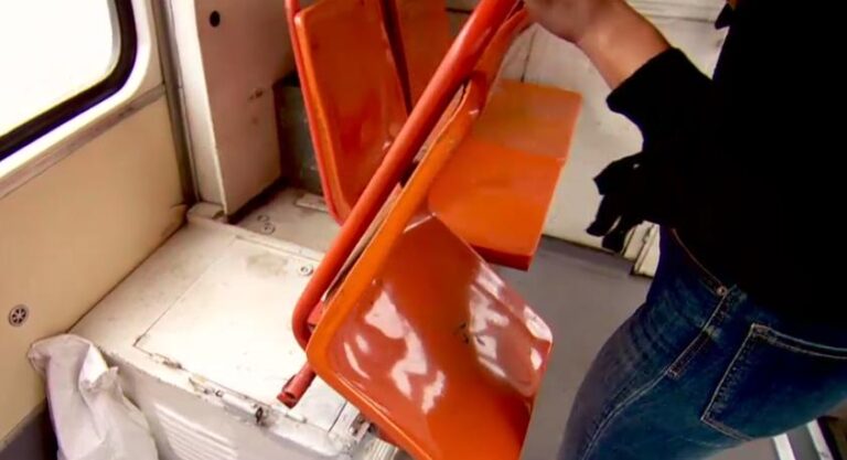 Uniforme noi pentru controlorii STB, în ciuda condițiilor precare din transportul public