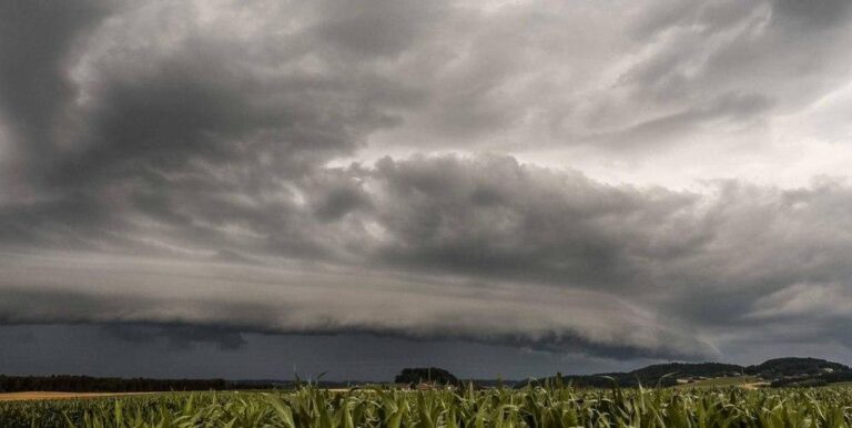 Vremea în București: Răcire și averse prognozate