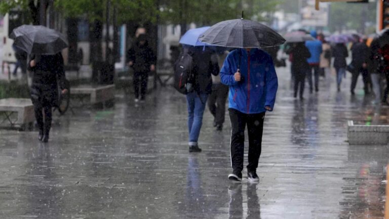 Vremea se răcește în București: Ploi și ninsori anunțate