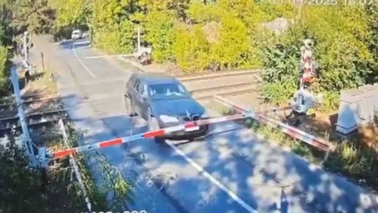 Un șofer a distrus barierele de cale ferată din Pasărea, în apropiere de București