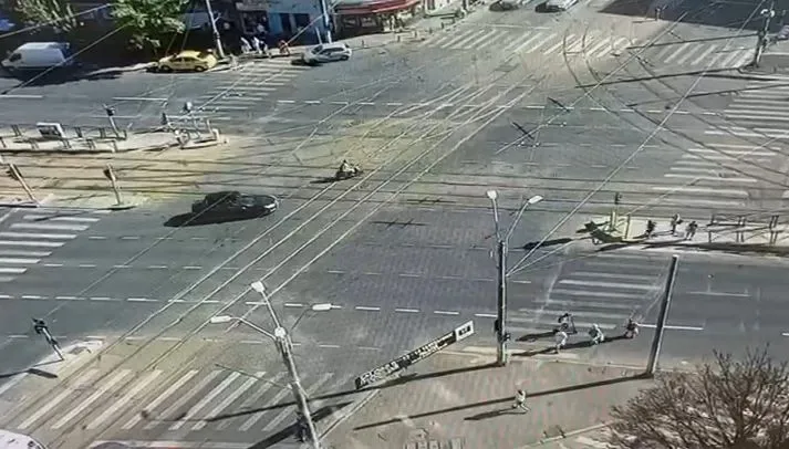 Incidentul unui tânăr care traversează pe trotinetă când semaforul este roșu și este lovit de o mașină. Discuția despre „Troti în București” se intensifică