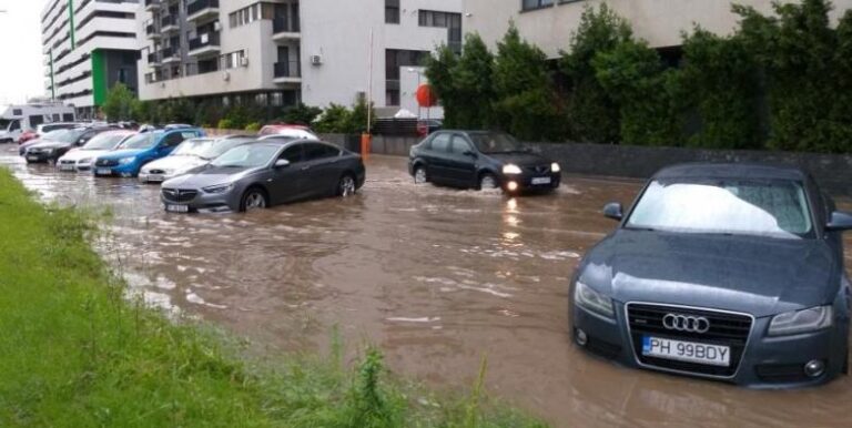 Ploile din București creează băltoace și probleme de circulație