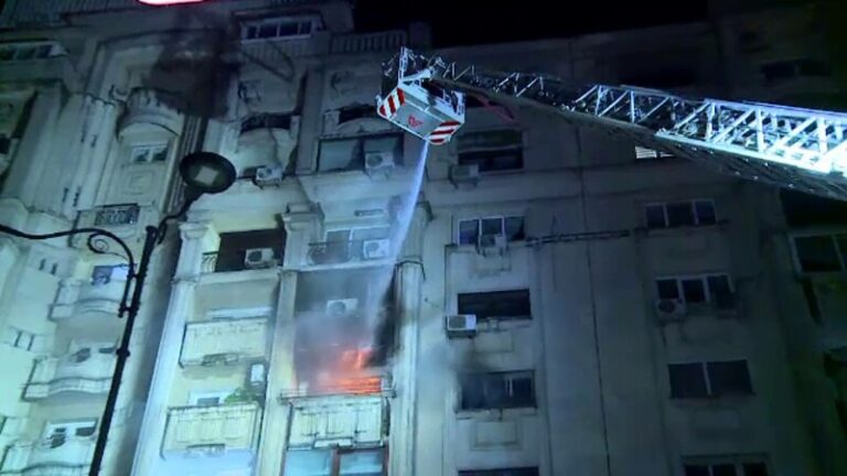 Incendiu repetat într-un apartament din zona Piața Unirii, proprietara transportată la spital