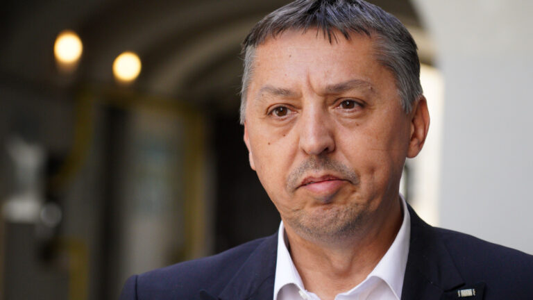 Ministrul Educaţiei abordează problema şcolilor din Capitală cu program „mascat” în trei schimburi