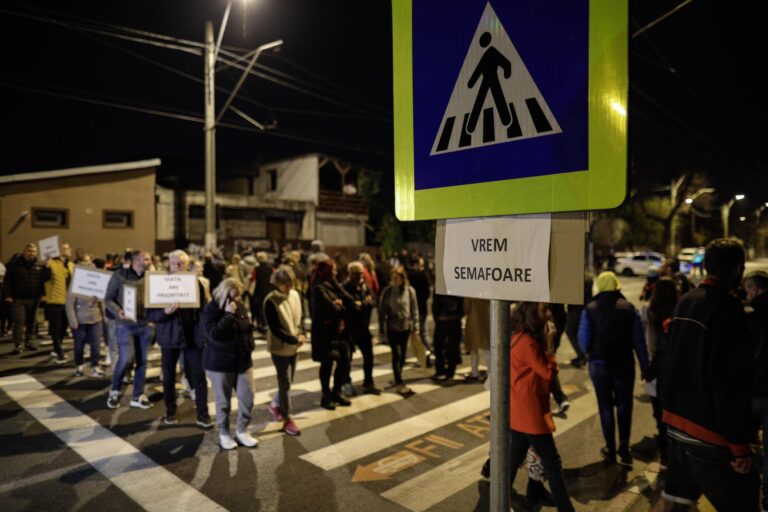 Achiziția stâlpilor de semaforizare de către Compania de Trafic și întârzierile Primăriei Capitalei în suprailuminarea trecerilor de pietoni