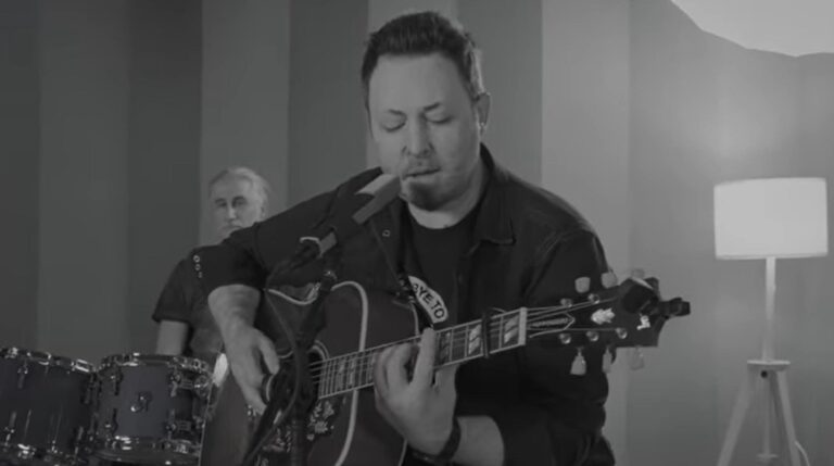 Andrei Găluț, singurul supraviețuitor al trupei Goodbye to Gravity, lansează “The Memento Project” în memoria victimelor incendiului de la Colectiv