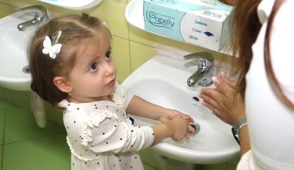 Astăzi, cu ocazia Zilei Mondiale a Spălatului pe Mâini, Rețeaua de Medicină Școlară a ASSMB dă startul unei campanii educaționale