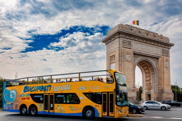 Autobuzele turistice din București își suspendă activitatea. Au circulat doar o lună