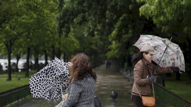 Avertizare METEO: Cod portocaliu de vânt puternic în București, ploi și ninsori în mai multe județe