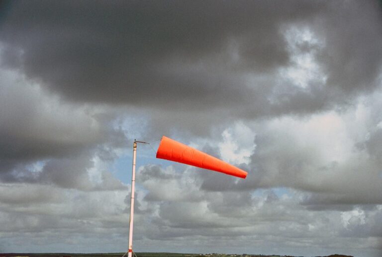 Avertizare meteo: cod galben de vânt puternic în mare parte din țară. Prognoza pentru București