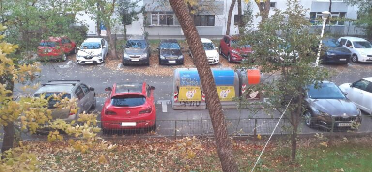 Bucureșteni nemulțumiți de amplasarea ghenelor de gunoi în Sectorul 3