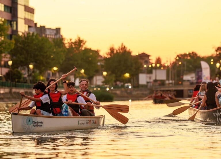 Bucureștenii pot admira orașul din canoele Dâmbovița Apă Dulce, în weekend 🚣🏻‍♀️ Punctul de întâlnire e debarcaderul de la Operă, iar plimbările sunt gratuite