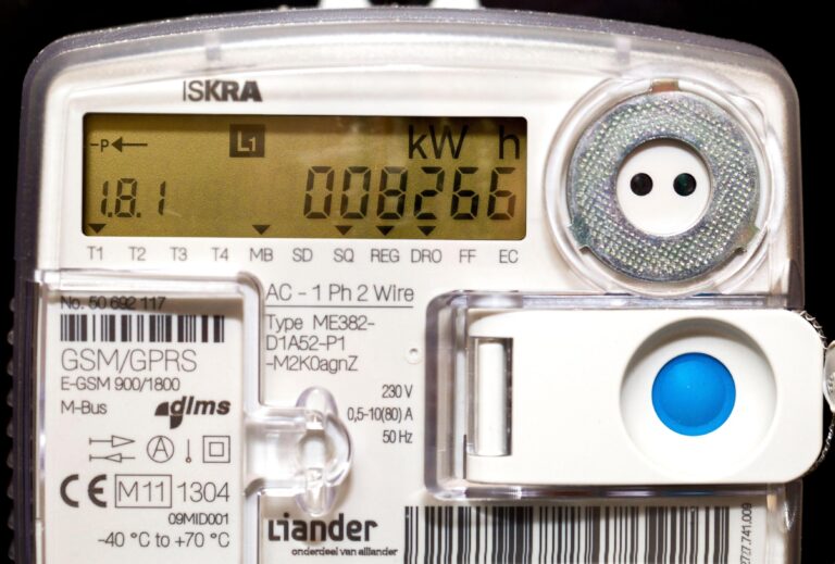 De ce nu au românii oferte de energie cu tarif diferențiat pe ore: mai ieftin când e consum mic, mai scump la orele de vârf