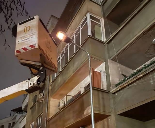 Echipele de intervenție ale Companiei Municipale Iluminat Public București continuă activitatea în weekend