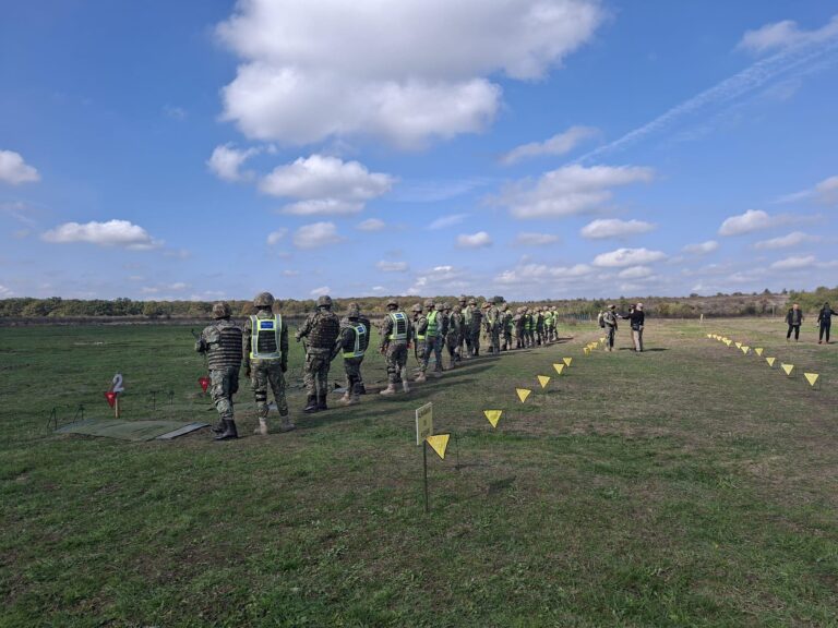 Experiența unui reporter cetățean în „Orașul Rezerviștilor”: mitraliere, fasole cu cârnați și onoare