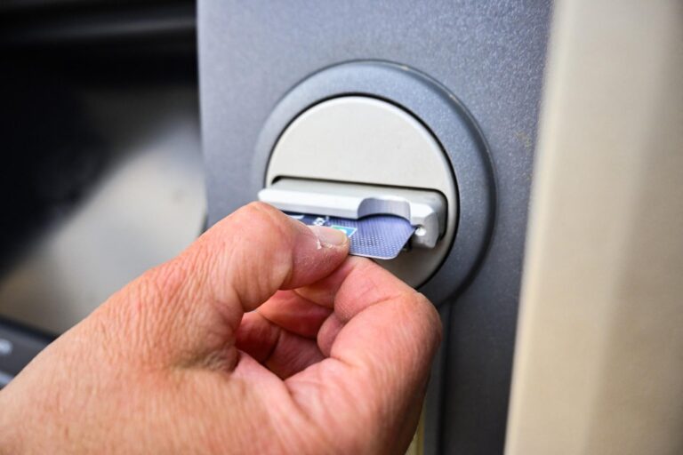 Fuziunea băncilor: Intesa Sanpaolo Bank și First Bank se unesc