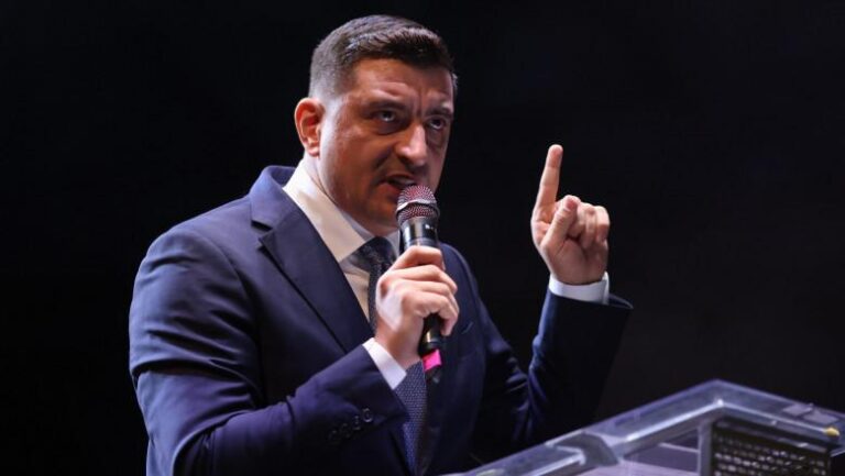 George Simion solicită protecția SPP după vandalizarea bannerelor AUR