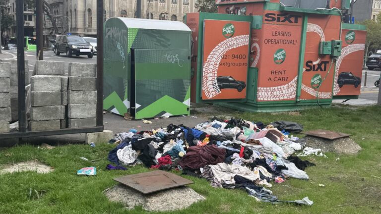 Haine abandonate lângă stația de metrou Izvor din București