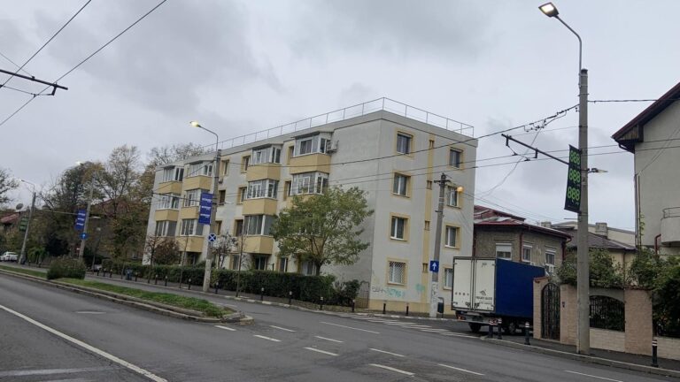 Iluminatul public din Vatra Luminoasă, aprins nonstop, în contrast cu bezna de pe Matei Voievod