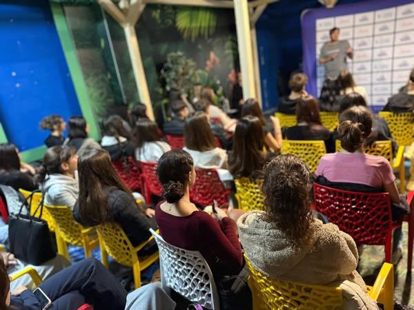 Întâlnirile de comunitate continuă cu succes!