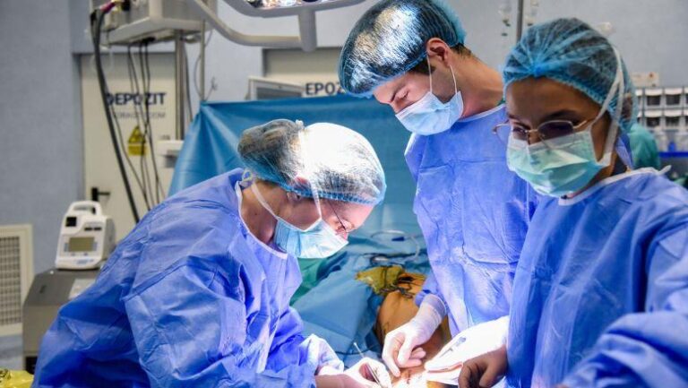 Intervenții medicale salvatoare pentru o femeie aflată în pericol de amputare