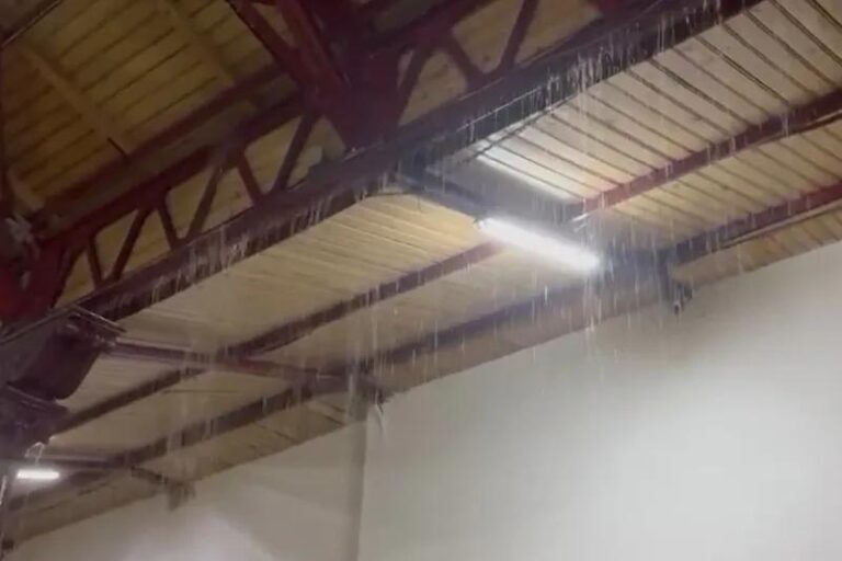 Inundații în Gara de Nord din București după furtuna de vineri seară