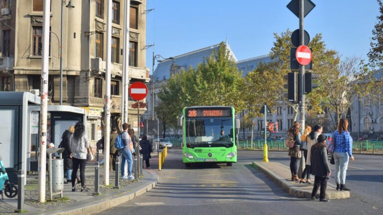 Linia 205 revine pe traseul de bază de sâmbătă, 25 octombrie. Traficul rutier pe Splaiul Independenţei se reia pe două din cele trei benzi existente