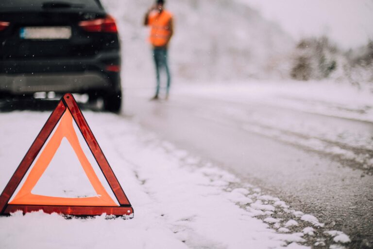 Lista echipamentelor auto obligatorii pe timp de iarnă. Ce sancțiuni riscă șoferii nepregătiți