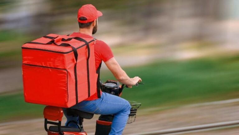 Livrator de mâncare, agresat violent în Sectorul 2 al Capitalei. Agresorul a fost arestat preventiv