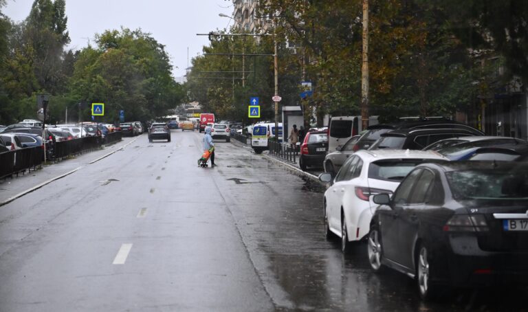Măsuri speciale după codul roșu de ploi în București: „Evitarea parcării în apropierea canalizărilor sau în dreptul gurilor de scurgere”