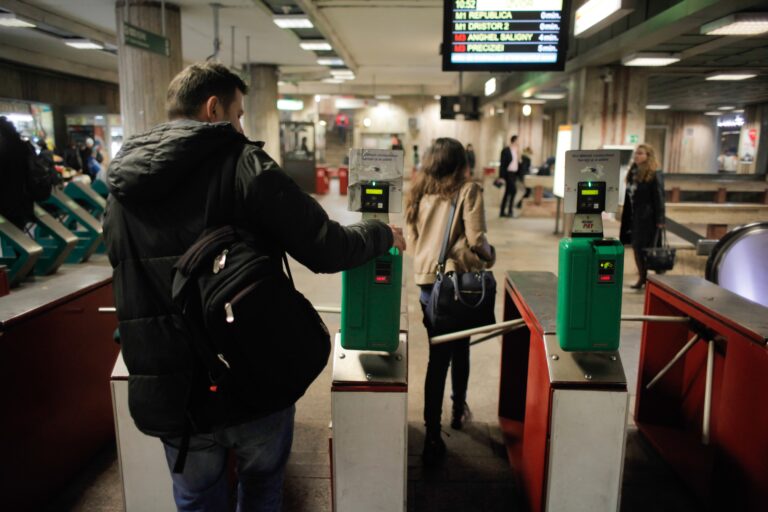 Metrorex ar putea restricționa plata cu cardul la turnicheți