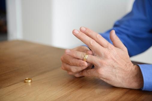 Ministrul Sănătății solicită angajaților din ATI să renunțe la bijuterii: “Alegeți între verighetă și locul de muncă”