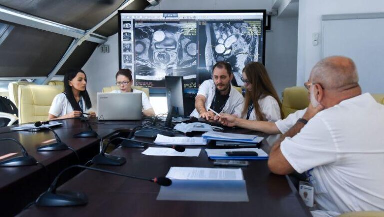 Operație minim invazivă pentru un bărbat cu o boală severă frecventă