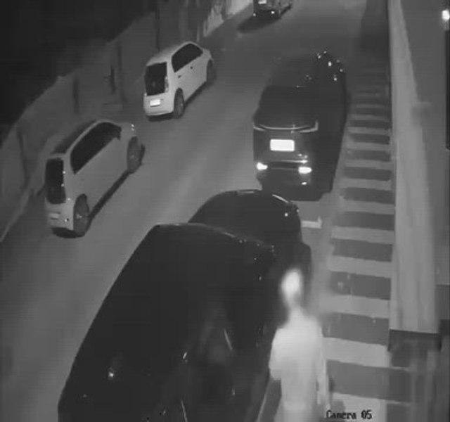 Patru tineri au furat geamurile oglinzilor retrovizoare de la 28 de mașini în Capitală