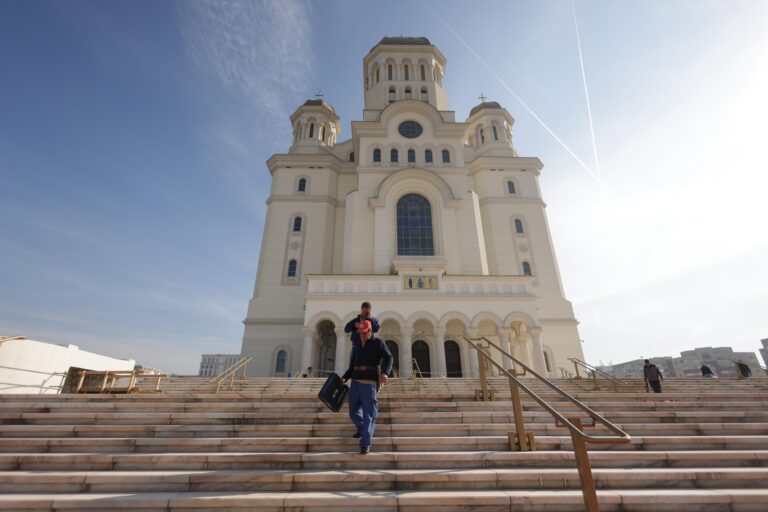 Pelerini în drum spre Catedrala Națională: deschiderea celui mai mare lăcaș ortodox din lume