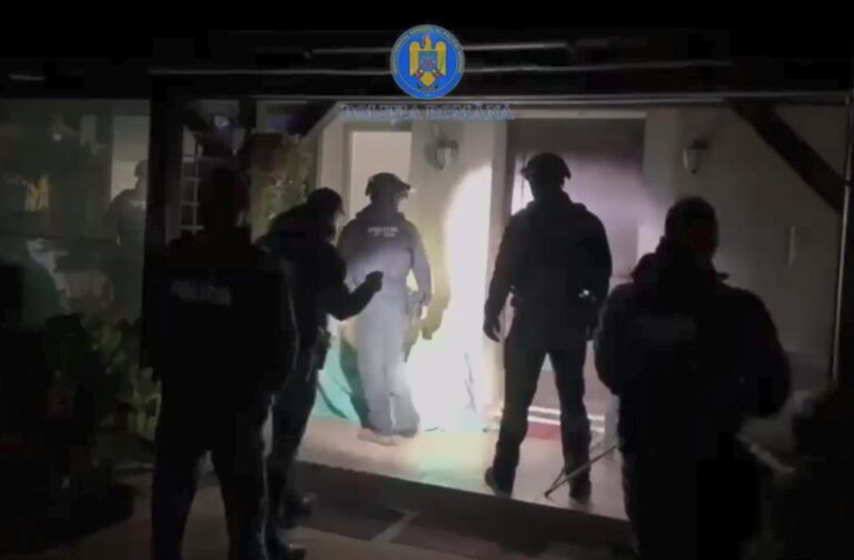 Percheziții efectuate de Poliția Capitalei la un tânăr suspectat de promovarea ideilor extremiste