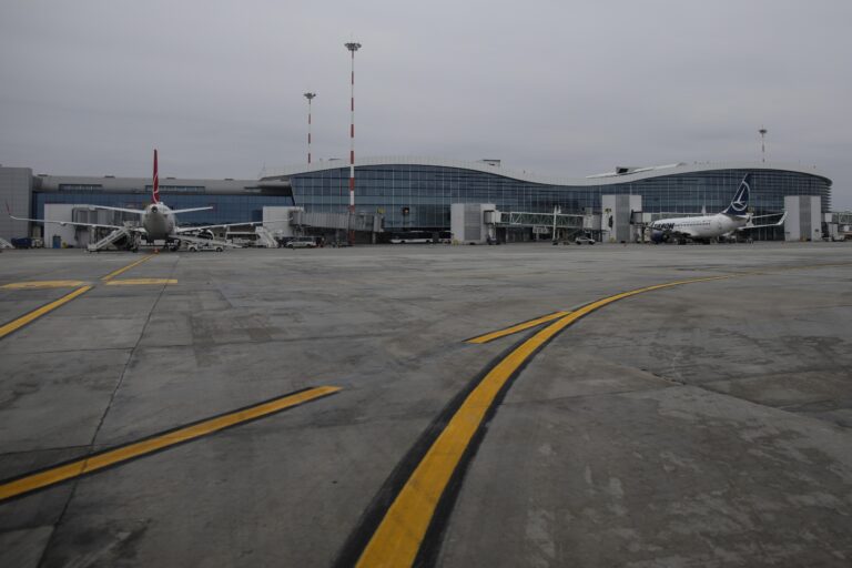 Pregătiri de iarnă pe Aeroportul „Henri Coandă”. Utilajele pentru deszăpezire în sezonul rece