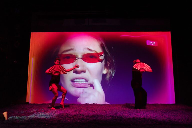 Premiera spectacolului Dark Play la Teatrul EXCELSIOR – adolescența în era digitală