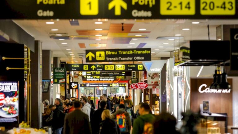 Prețuri exorbitante la apă în Aeroportul Otopeni: O sticlă de 500 ml costă mai mult decât 2 litri de benzină