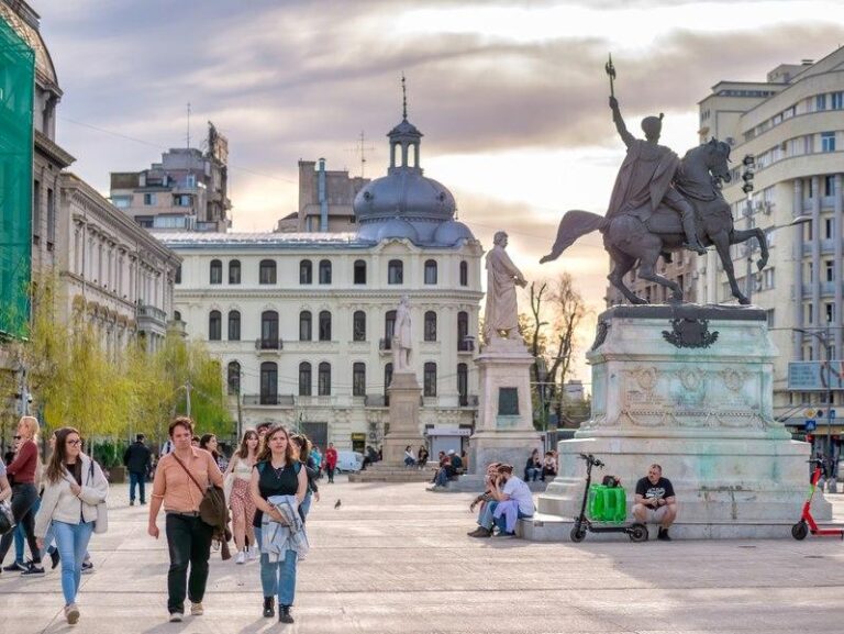 Problemele de mobilitate din Capitală: trotuare aglomerate, biciclete printre pietoni și un trafic sufocant. Ce soluții există?