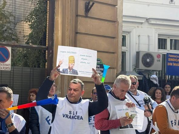 Profesorii continuă protestele în fața Ministerului Educației